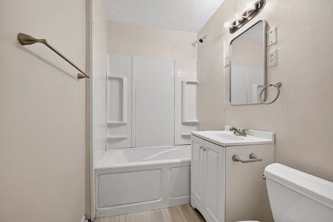 Building Photo - Freshly Updated Home in Warren Township