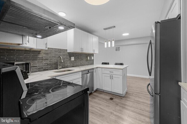 Building Photo - 12 Holbrook Ln