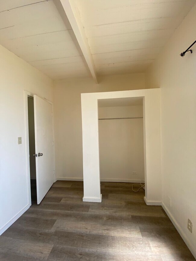 Building Photo - Single Family