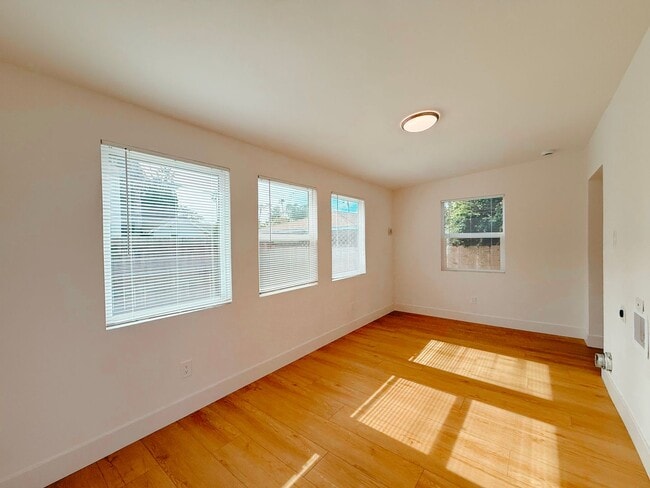 Building Photo - Welcome to Your Charming Ocean Beach 1-Bedroom – Private Yard & Parking