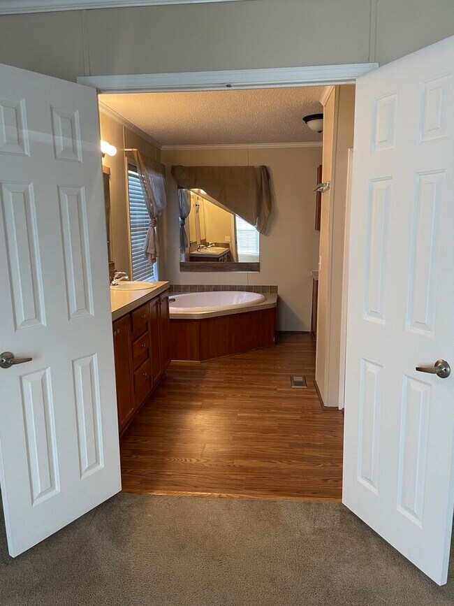 Building Photo - Country Living at it's Finest!