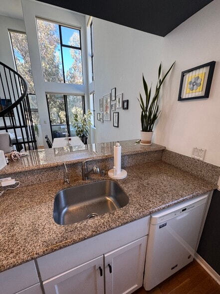 Building Photo - 469 Clementina St