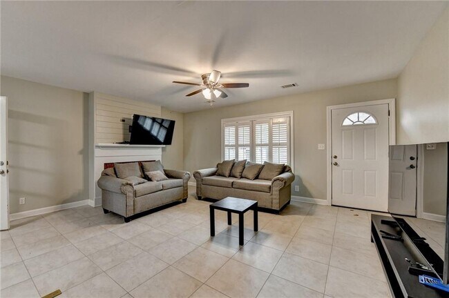 Building Photo - 8 Highland Ln