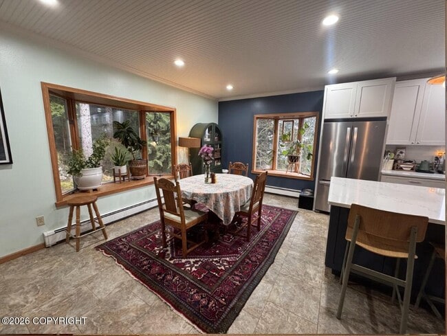 Building Photo - 636 Main St