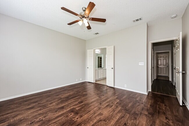 Building Photo - 3000 Vicksburg Ln