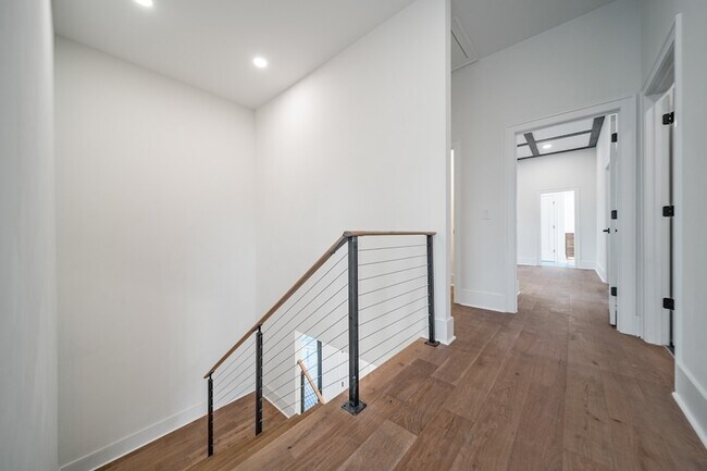 Building Photo - 6011 Hill Cir Dr