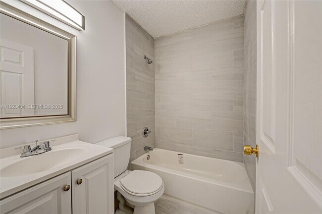 Building Photo - 1100 SW 4th Ave