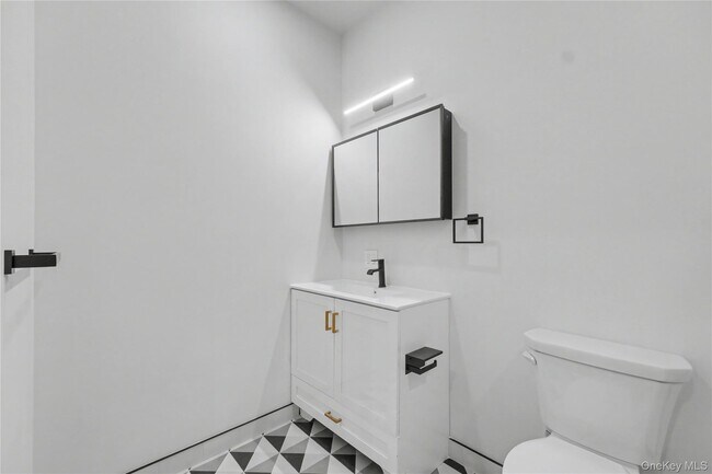 Building Photo - 10 Market St