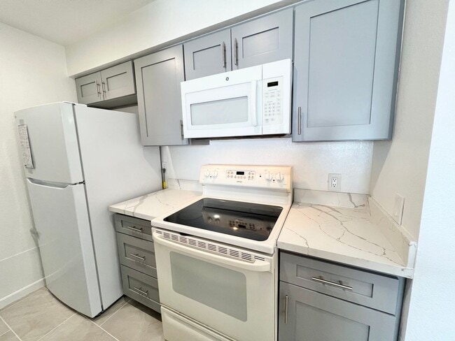 Building Photo - Oceanfront Top-Floor Condo – 1 Bed, 1 Bath...