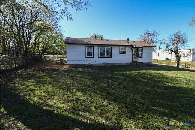 Building Photo - 2701 Hillside Dr