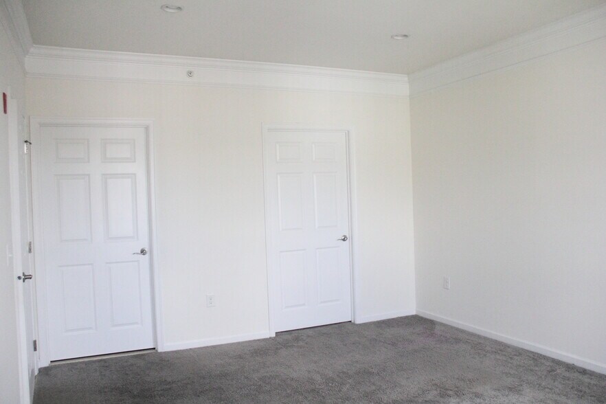 Common bathroom walking closet - 115 Deacon Shattuck Way