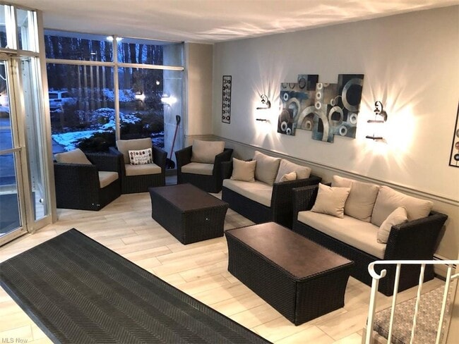 Building Photo - 6000 Nob Hill Dr