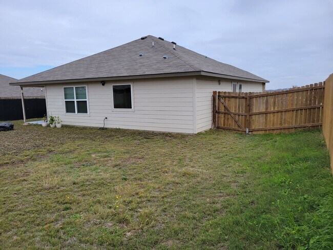 Building Photo - Open floor plan & small pets allowed! 3BD/2BA home in Killeen!