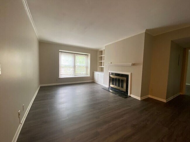 Building Photo - Beautiful 2 Bedroom / 2 Bath Apartment in Green Hills Under $2000!