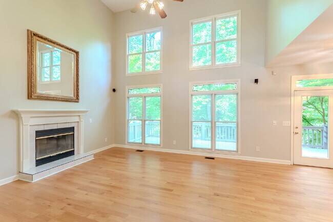Building Photo - 5 Bedroom Home in Hermitage! Backs Up To T...