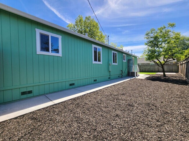 Building Photo - 3 Bedroom Home in NW Santa Rosa