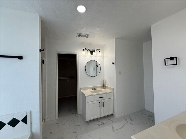 Building Photo - 17526 Coventry Oaks Dr