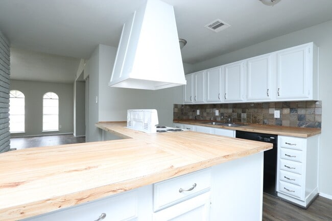 Building Photo - 24018 Reagon Canyon Dr