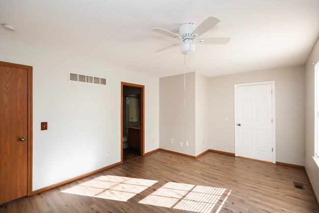 Building Photo - Spacious 2-Bedroom, 2.5-Bathroom Home