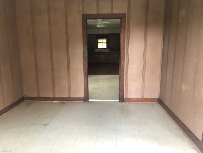 Building Photo - 3 br, 1 bath House - 411 N Theater St