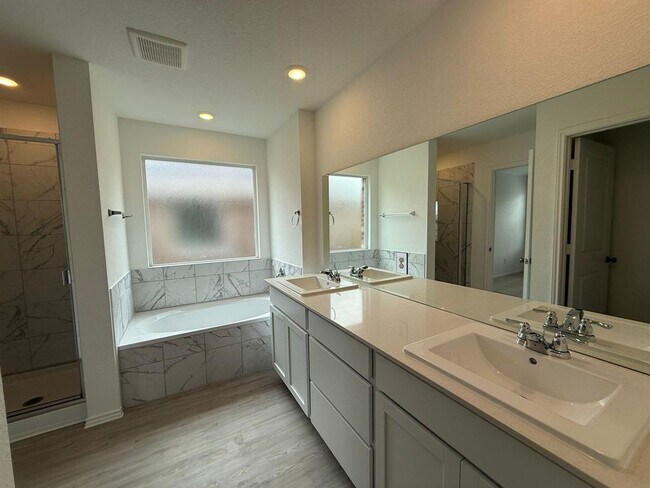 Building Photo - 125 Sormonne Lp