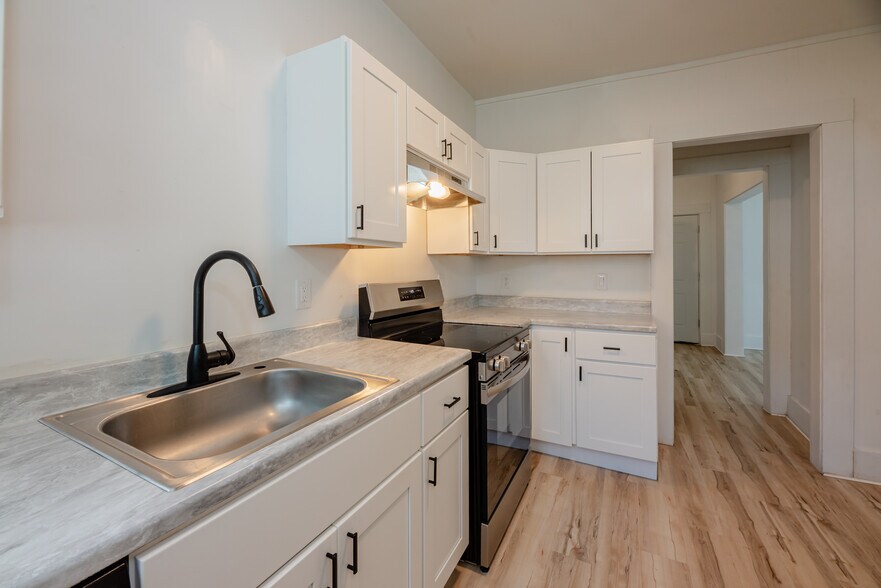 Building Photo - 575 Woodbine Ave