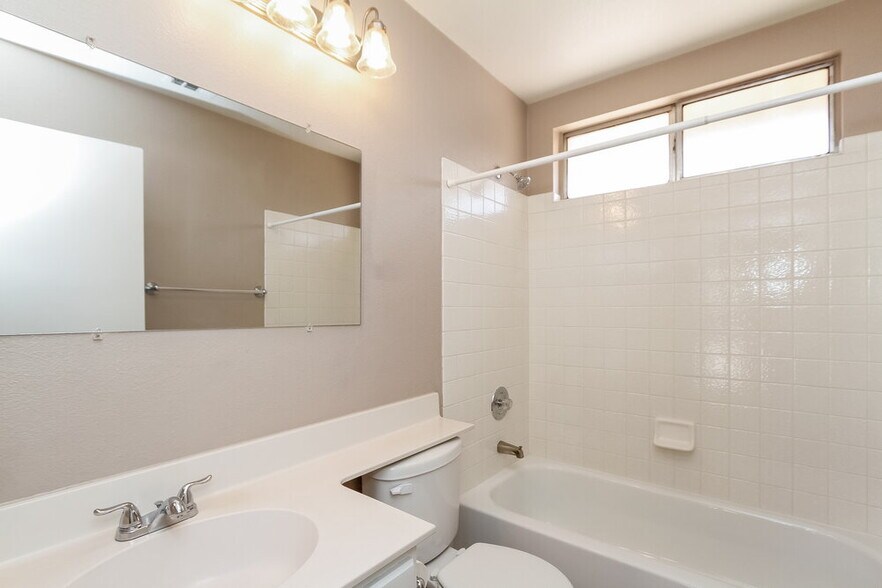 Building Photo - 60 Fantasia Ln
