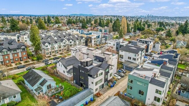Building Photo - Stunning Modern Air-Conditioned Townhome in Coveted Whittier Heights