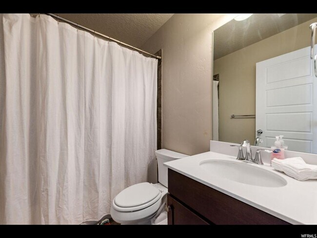 Building Photo - Great Daybreak Home Available March 1!