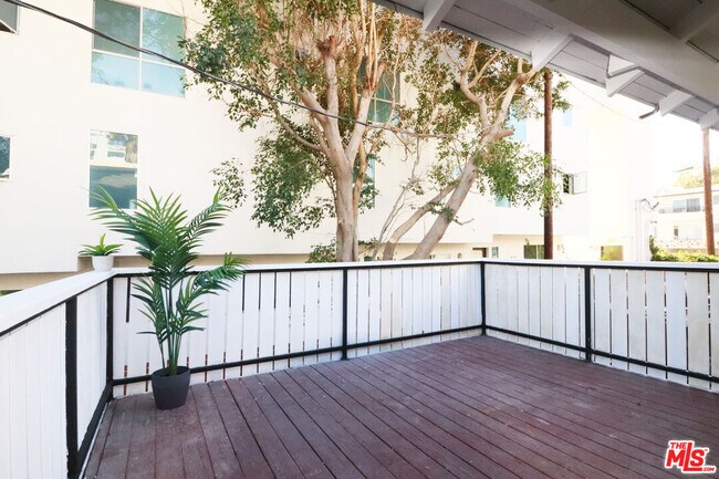 Building Photo - 918 N San Vicente Blvd