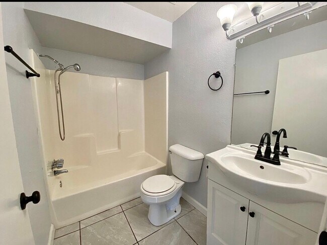 Building Photo - 1313 Bernard St