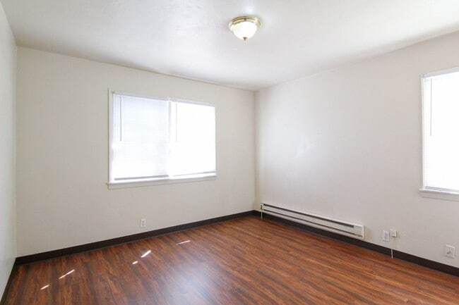 Building Photo - Duplex for Rent in Redding CA | Near Downtown, Laundry Hookups, Yard