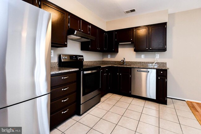 Building Photo - 15043 Cherrywood Dr