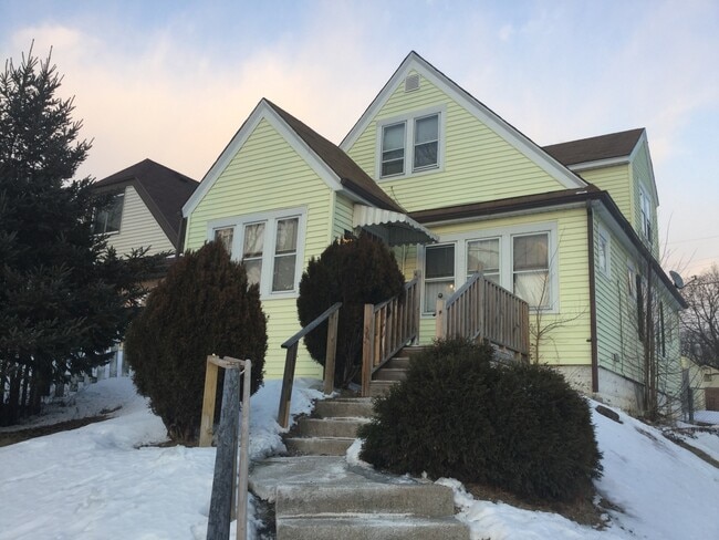 Building Photo - 4 Bedroom Single Family Home