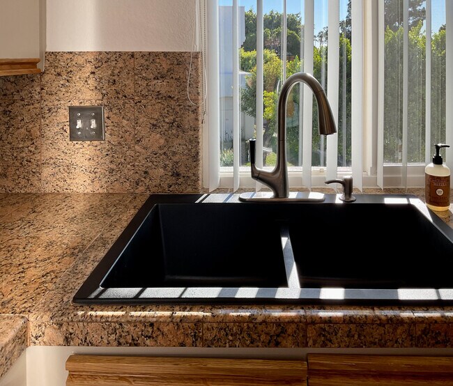 Building Photo - 401 El Cielo Rd