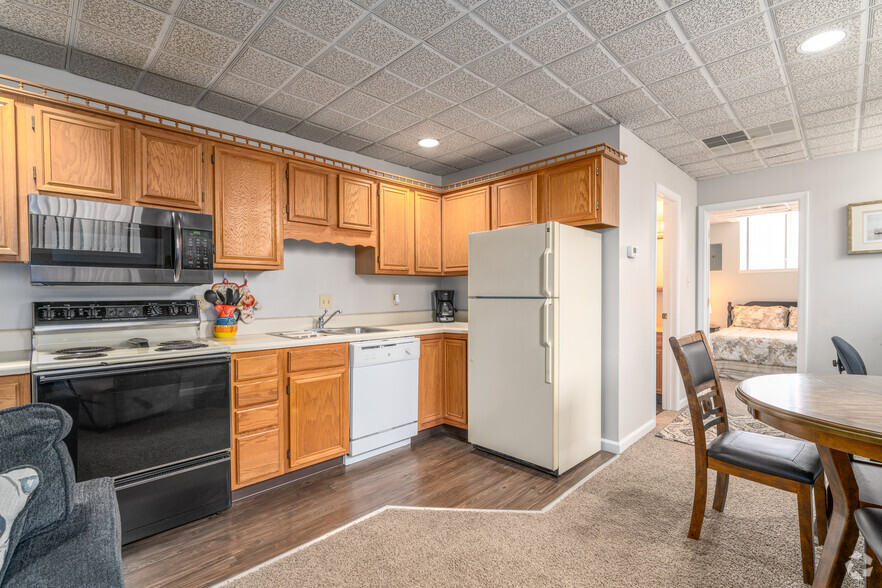 1BR, 1BA - 750SF - Kitchen - Jefferson Square