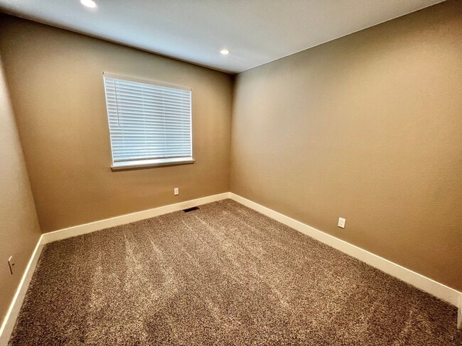 Building Photo - Spacious 3 bed, 2.5 bath home in Central Fort Collins