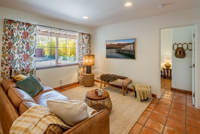Building Photo - 2 Bedroom / 1 Bath Unit Available!