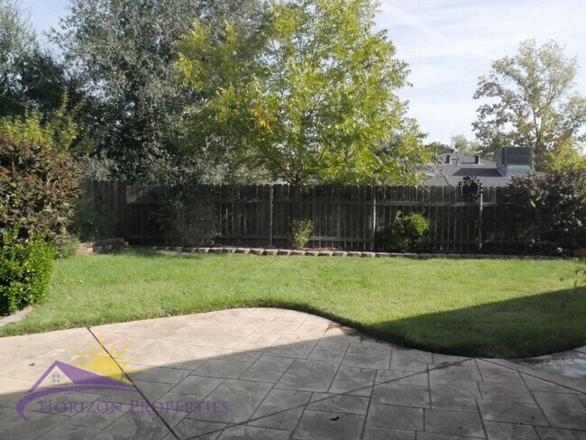 Building Photo - Bright 3 Bed 2.5 Bath 1,840 Sq. Ft. Fair Oaks Home