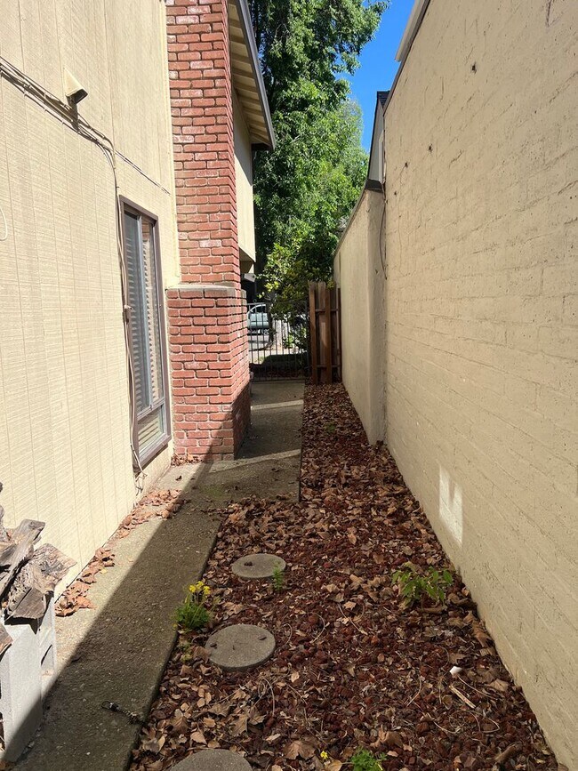 Building Photo - 2526 I St