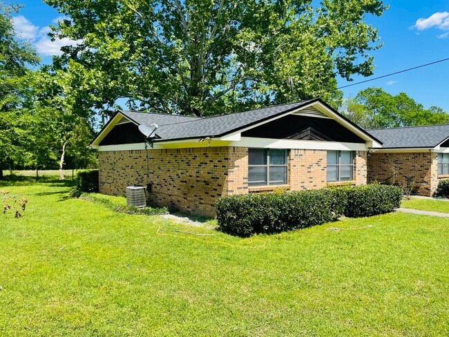Building Photo - Spacious Duplex just north of I10 and Monroe