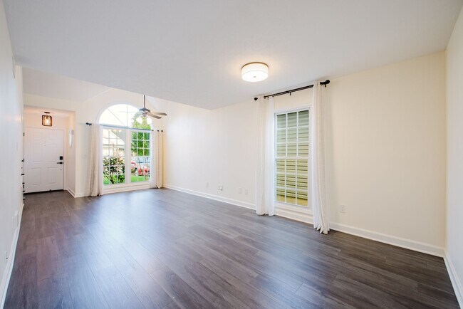 Building Photo - Move-in-ready 3 bed / 3 Full Bath In Louisville's Four Seasons — Fully Updated, No Carpet, Fiber ...