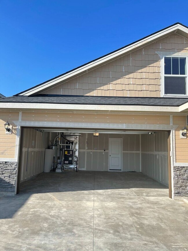 Building Photo - 4 bedroom 2 bath large loft area upstairs / All bedrooms downstairs