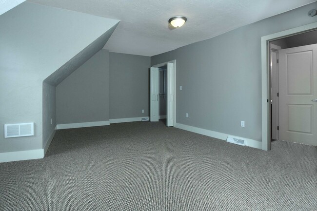 Building Photo - 4 bedroom in South Side