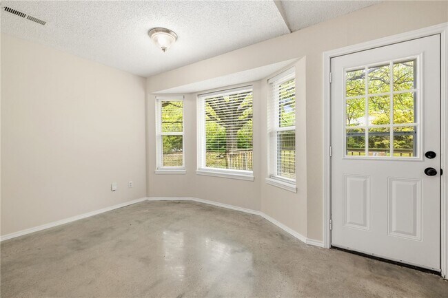 Building Photo - 2146 Loren Cir