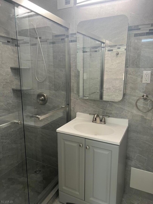 Building Photo - 530 Valley Rd