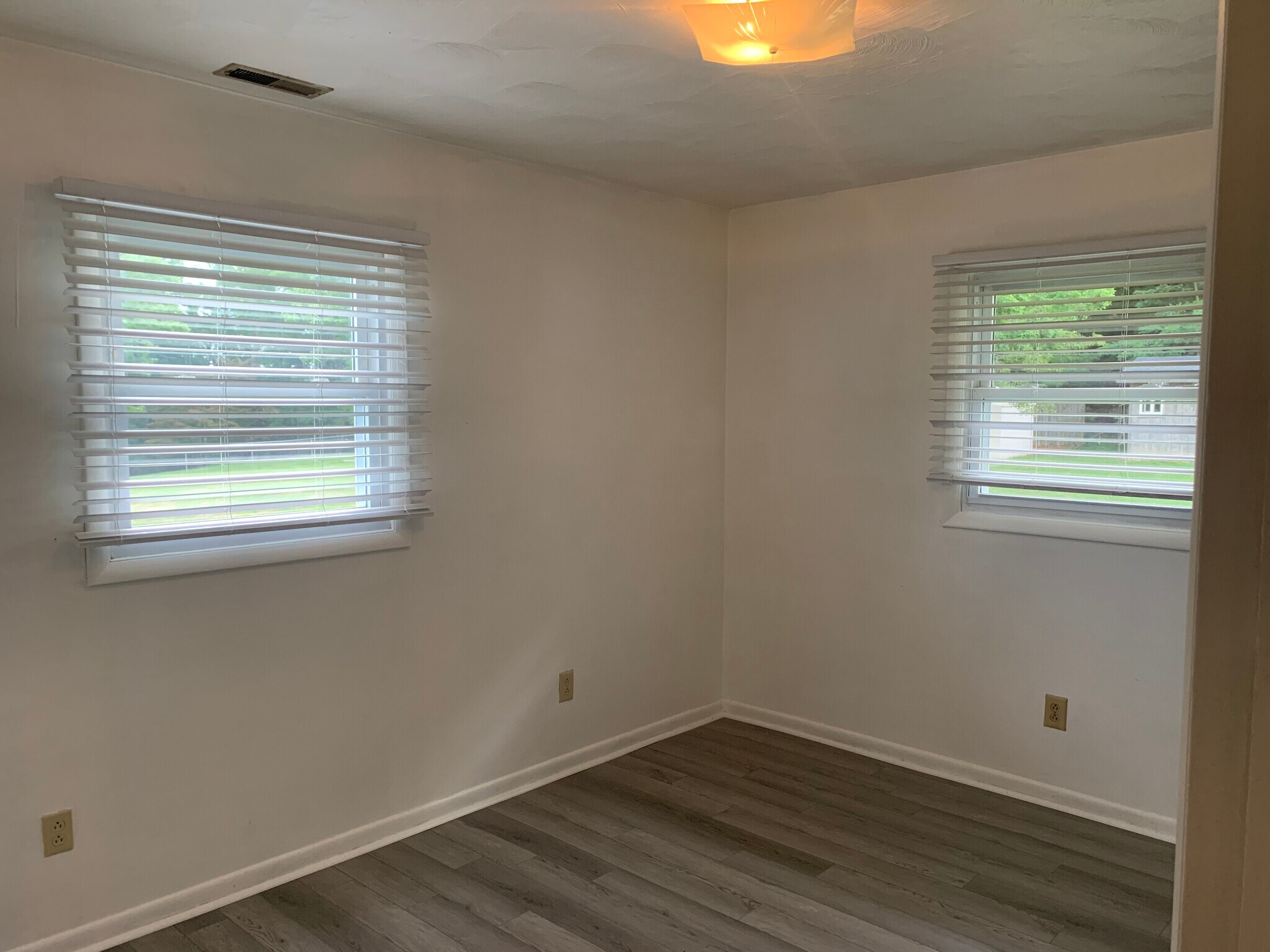 Building Photo - 106 Maywood St