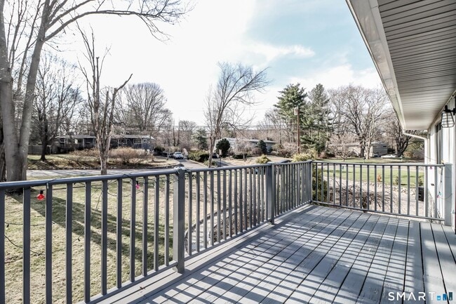 Building Photo - 8 Stonecrop Rd S