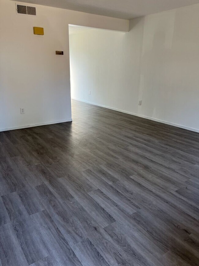 Building Photo - Monroe Manor