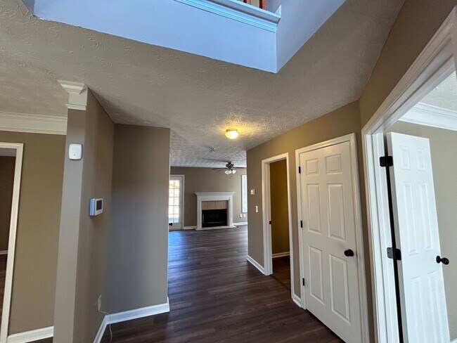 Building Photo - 1536 Ravens Run - Recently Renovated! Bran...